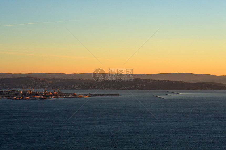里雅斯特湾太阳时间海景橙子港口红色工业海岸日落建筑学图片