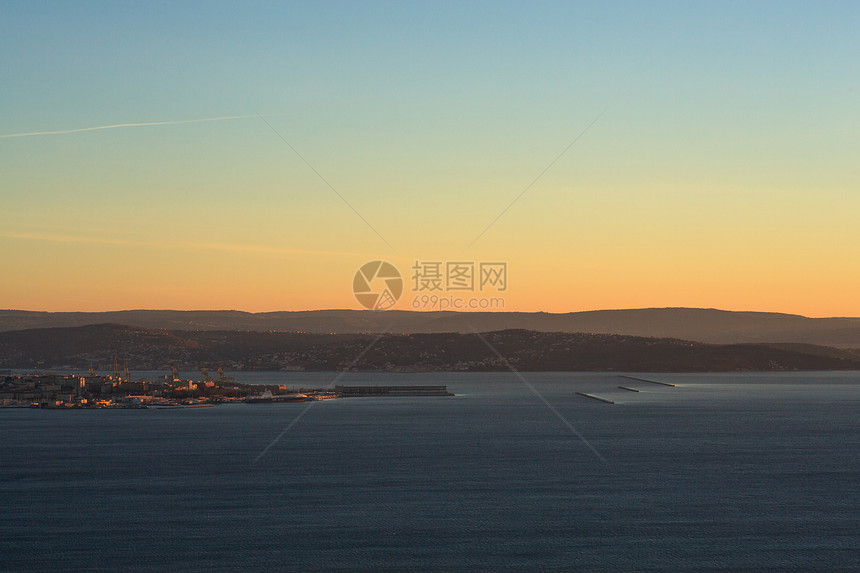 里雅斯特湾海景橙子日落工业太阳灯塔起重机时间海岸建筑学图片