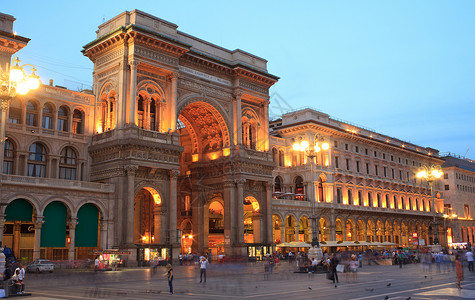 埃马努埃莱二世长廊意大利语游客高清图片
