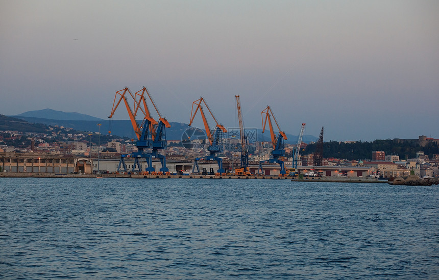 里雅斯特港的Crane帆船日落工业海上生活商业运输码头港口图片