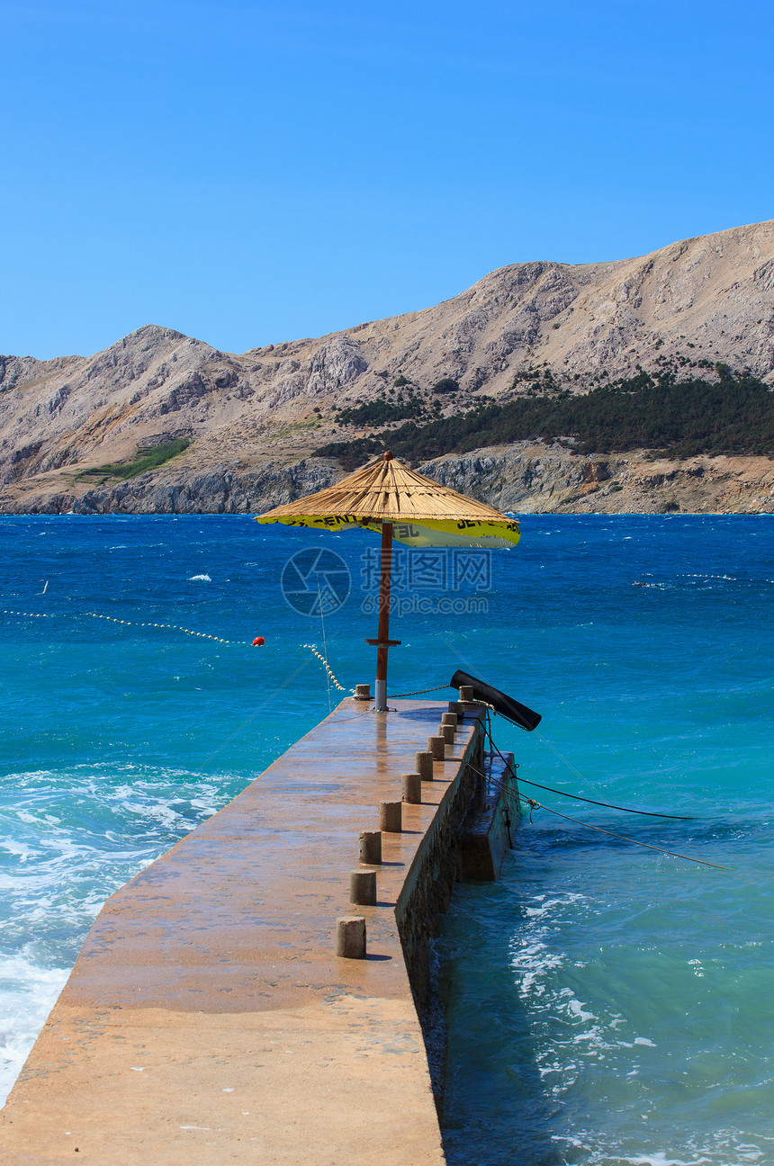 巴斯卡码头的保护伞天蓝色场景蓝色旅游沿海波浪天空假期远景沐浴者图片