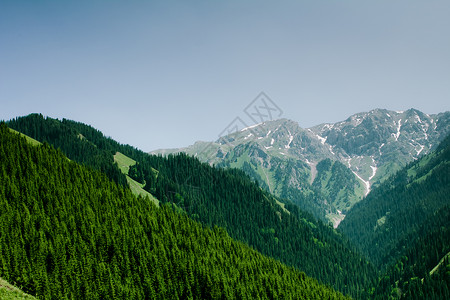 自然及自然资源天空山脉土地旅行地点太阳薄雾阳光山峰高清图片