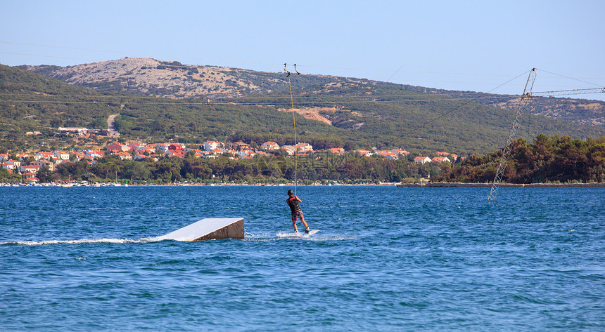 克罗地亚普纳特海的有线滑雪旅游海岸线汽艇滑水板假期波浪天蓝色滑水旅行冲浪图片