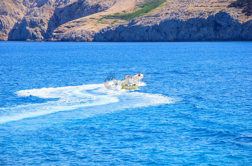 水游戏 巴斯卡海岸滑水海岸线海水海滩蓝色天空汽艇天蓝色场景图片