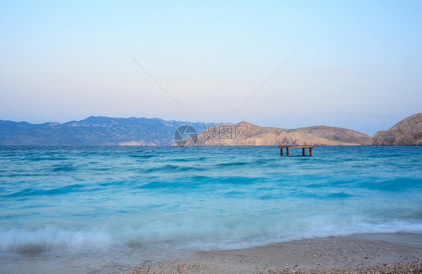 克罗地亚巴斯卡海滩场景天空蓝色假期远景天蓝色海水冲浪沐浴者图片