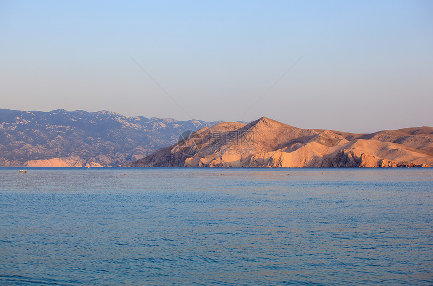 克罗地亚巴斯卡天蓝色海岸线远景沐浴者沿海海滩波浪假期荒野旅游图片