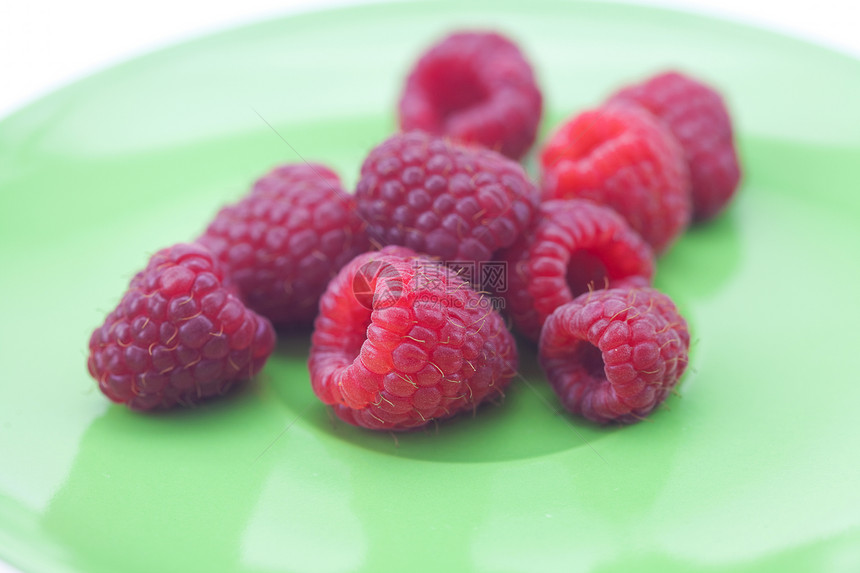 躺在绿色盘子上的草莓浆果覆盆子餐具收获食物叶子活力剪裁宏观生活图片