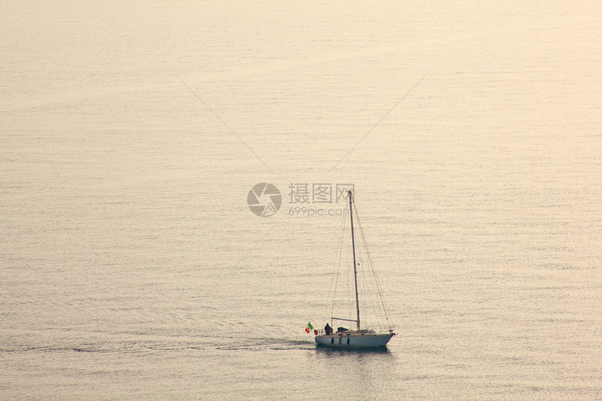 海上船只多云海上生活孤独冲浪气氛天气图片