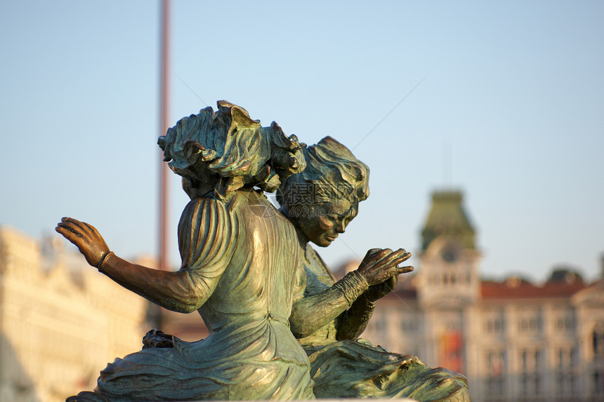 里雅斯特的女神像旅游裁缝银行旅行遗产女性雕像纪念碑雕塑游客图片