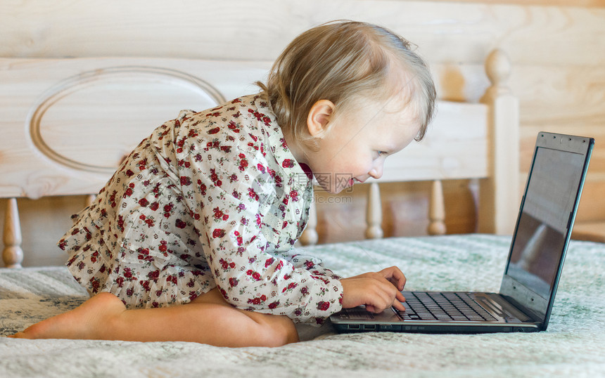 小女孩在电脑上坐着学校相机美丽技术文化童年孩子生活黑色电子邮件图片
