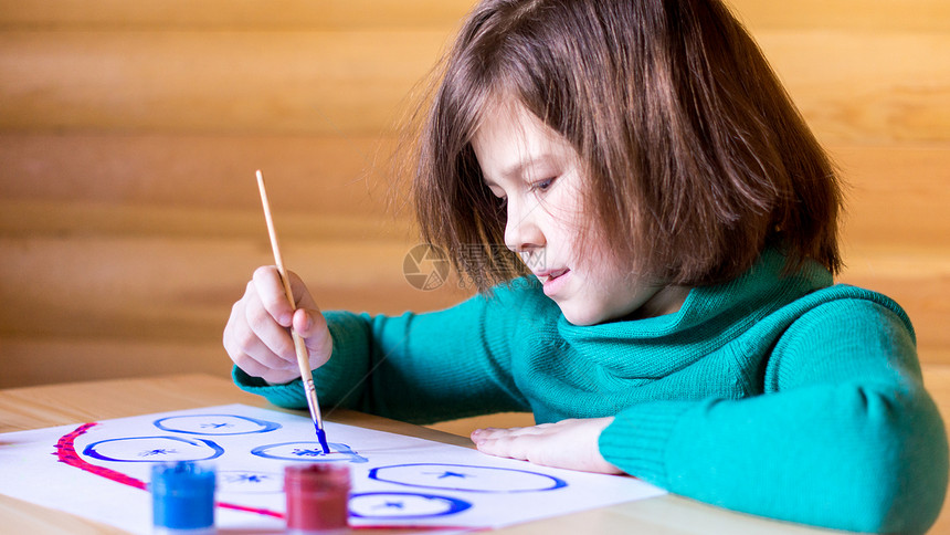 811岁女孩绘画幸福学习乐趣孩子们房间摄影孩子女孩们女学生幼儿园图片