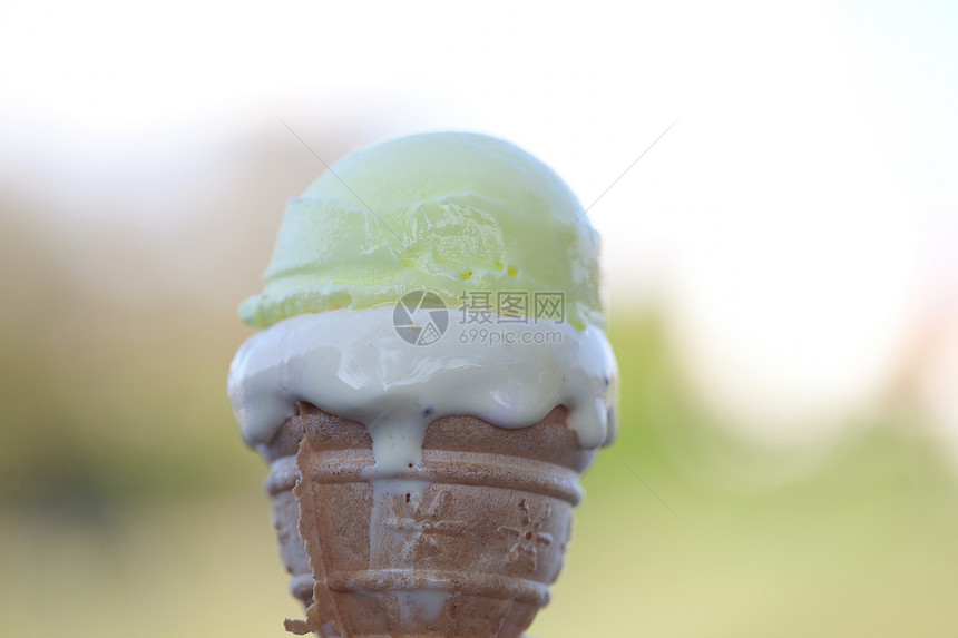 冰淇淋对天白色甜点锥体奶油正方形小吃食物幸福产品天空图片