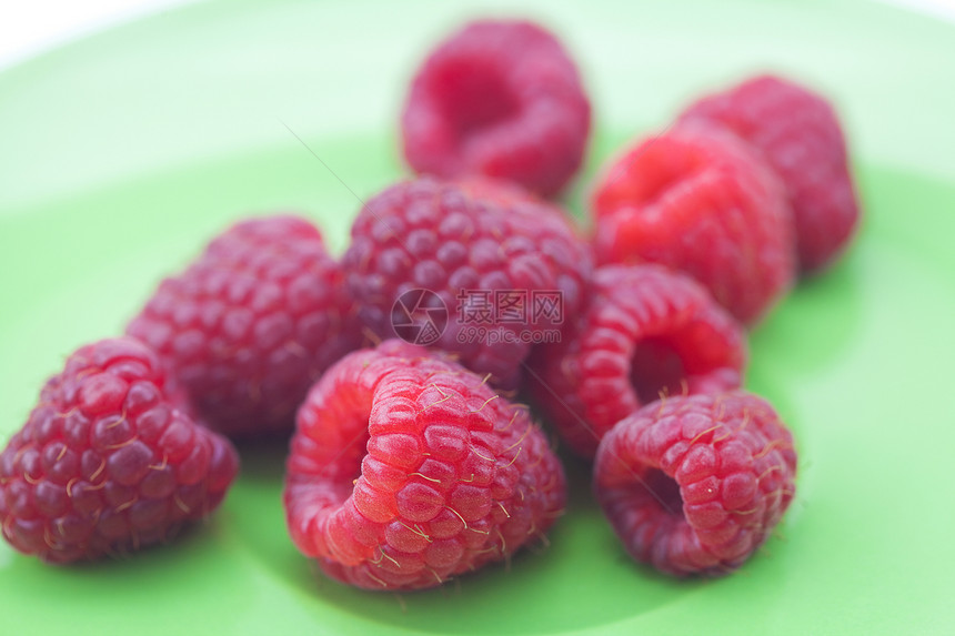 盘子上的草莓叶子剪裁浆果覆盆子活力餐具生活小路水果宏观图片