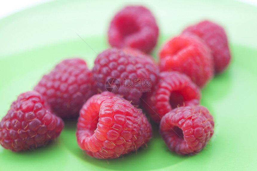 盘子上的草莓食物小路水果覆盆子收获生活浆果宏观叶子餐具图片