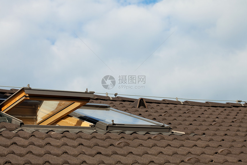 屋顶和宿舍窗户在天线上历史技术石头城市太阳宏观住房财产天空房子图片