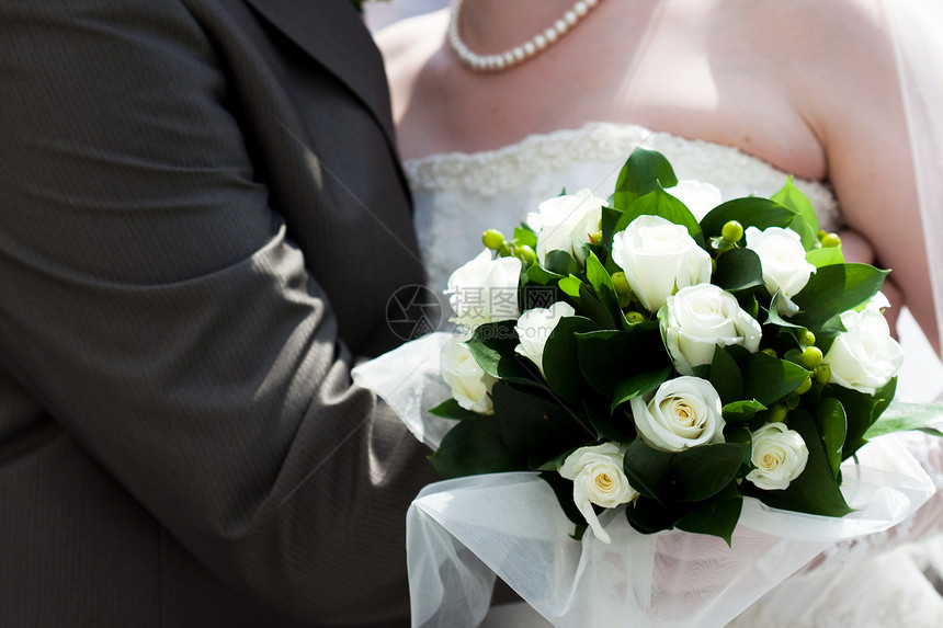 新娘和新郎用一束花束阳光婚礼梦幻玫瑰白色成人宗教面纱裙子幸福图片
