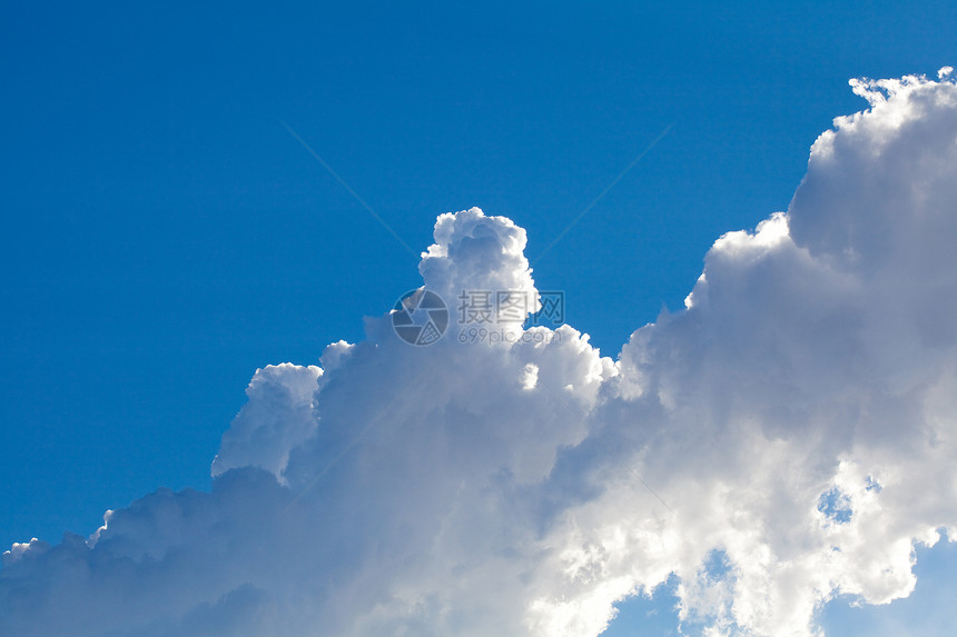 天空和云彩的背景蓝色场景自由美丽风景白色天气阳光图片