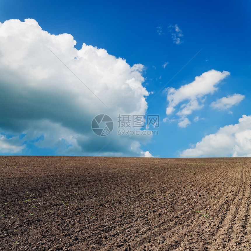 蓝色天空下有乌云的黑地图片