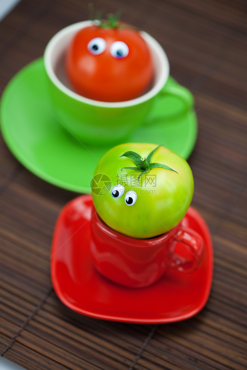 竹垫上杯子里有眼睛的西红柿奶奶蔬菜木头创造力飞碟早餐食物飞溅陶瓷菜肴图片