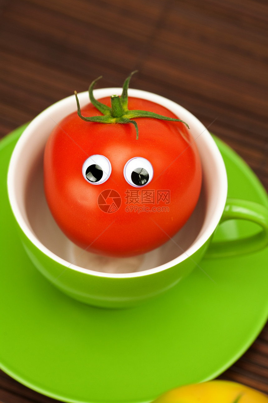 竹垫上杯子里有眼睛的西红柿笑脸飞溅用具飞碟奶奶早餐创造力木头菜肴食物图片