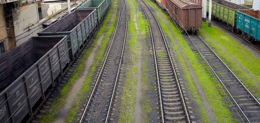 配煤粉的货运车草地旅行运输地面火车商品工业铁路煤炭出口图片