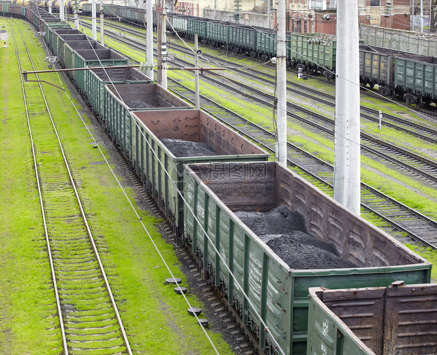 配煤粉的货运车工业出口旅行地面商品灰尘运输草地火车铁路图片