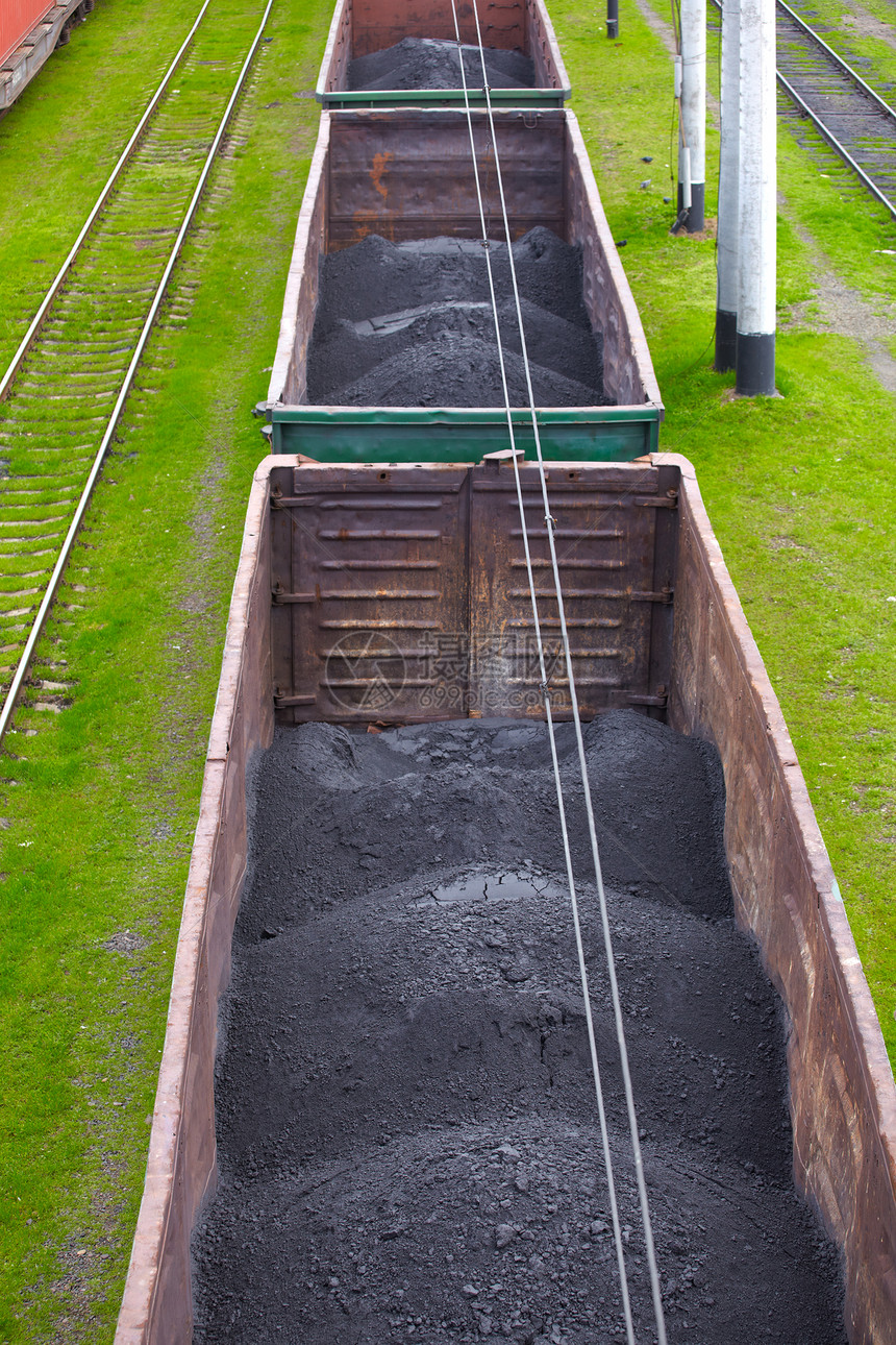 配煤粉的货运车草地铁路进口煤炭火车地面灰尘出口工业运输图片