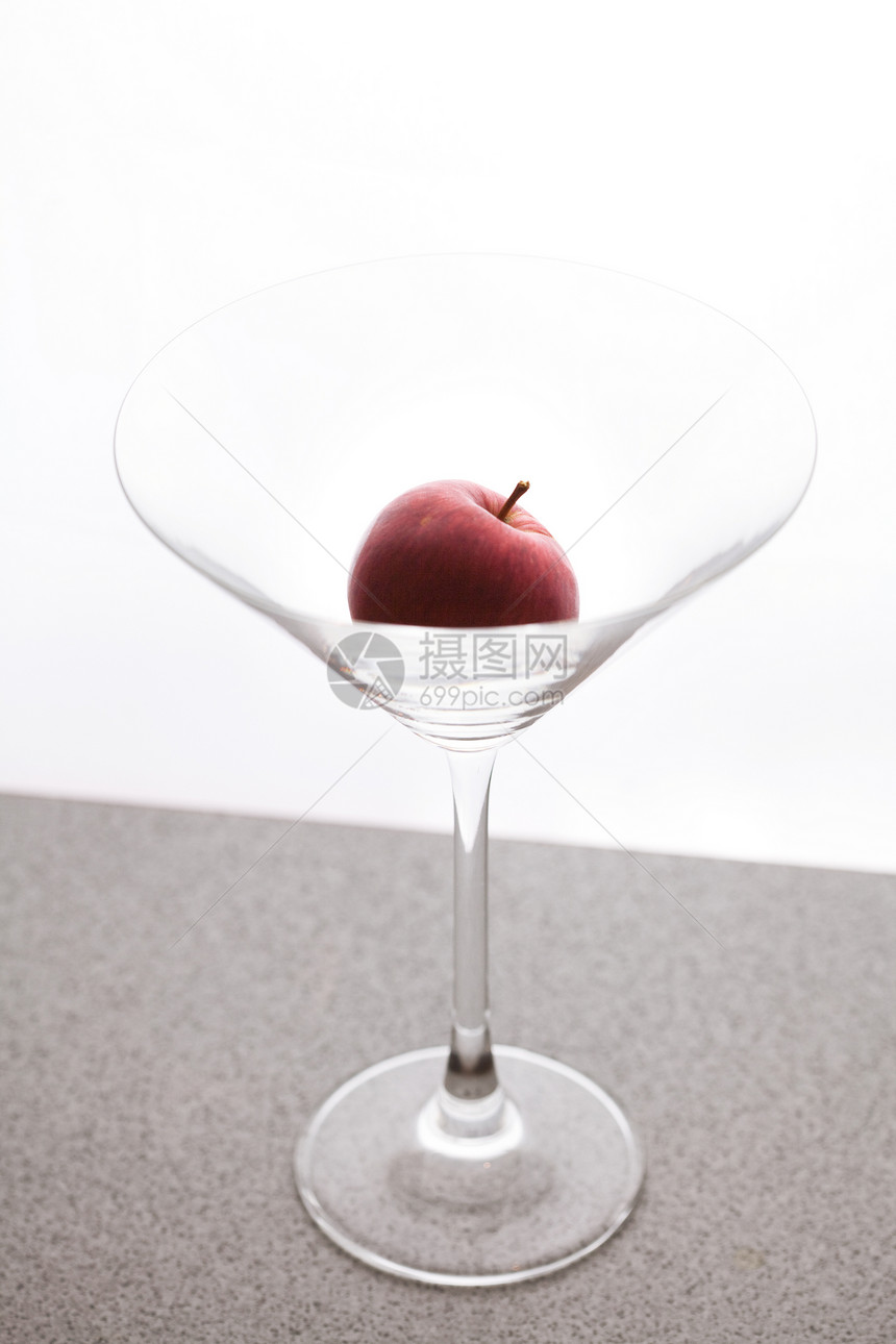 白色背景的玻璃杯中的苹果马提尼图片