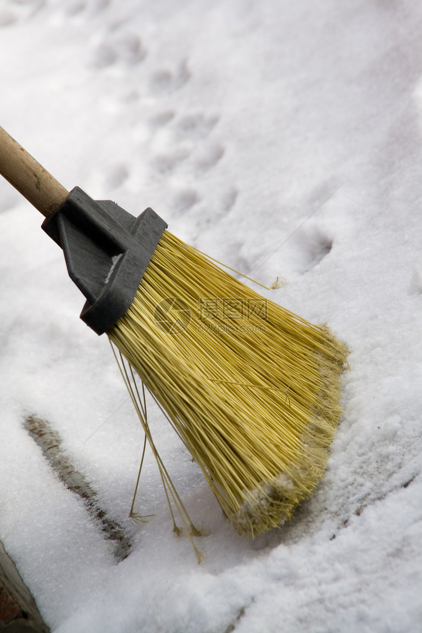 扫雪天气积雪季节雪堆痕迹蓝色动物扫帚白色图片