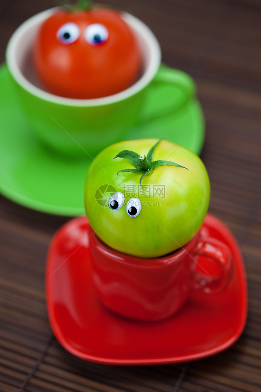竹垫上杯子里有眼睛的西红柿菜肴木头飞碟创造力陶瓷蔬菜用具飞溅早餐奶奶图片