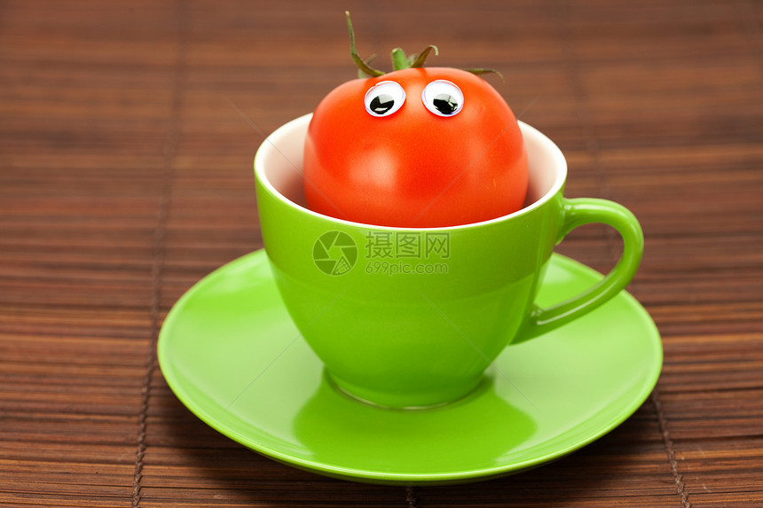 竹垫上杯子里有眼睛的西红柿飞碟蔬菜飞溅食物奶奶笑脸早餐菜肴陶瓷用具图片