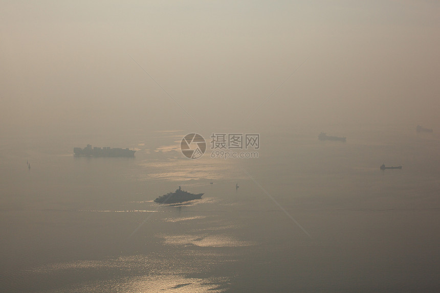 海上船舶日落薄雾港口太阳多云导航反思图片