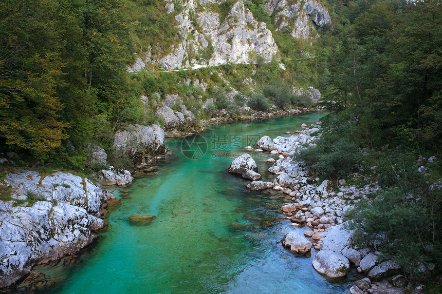 斯洛文尼亚索卡河景点绿色森林石头山脉树木河水荒野河岩爬坡图片