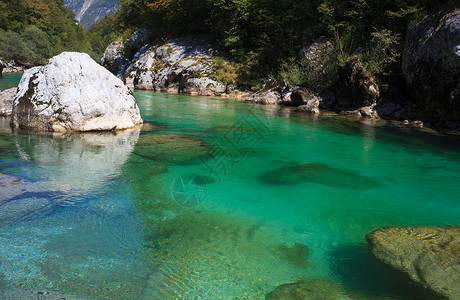 斯洛文尼亚索卡河旅游岩石河岩自然景观河水绿色树木景点河岸爬坡背景图片