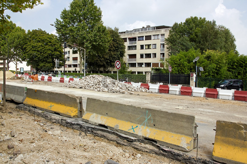 修复法国巴黎郊区一条主要公路的修补工程图片