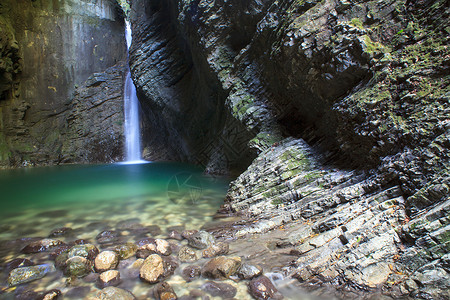 科扎克瀑布运动旅行环境石头侵蚀公园悬崖洞穴叶子石灰石背景