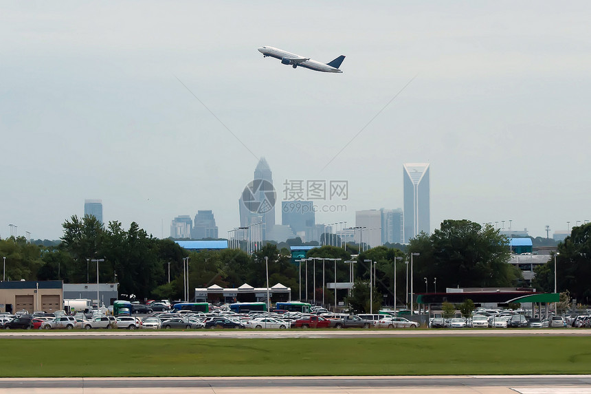 空中有商业喷气机 背景是城市的天线图片