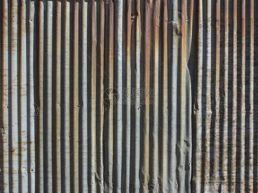 一条生锈的铁铁铁栅栏特写锌墙插图技术蓝色平铺瓷砖屋顶墙纸机库瓦楞建筑学图片