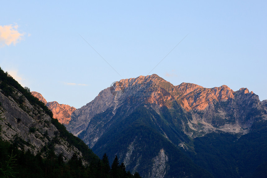 朱利安阿尔卑斯国家花园牧场乡村假期草地植物天空场景松林图片