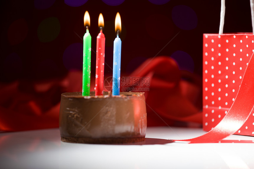 生日蛋糕绿色蓝色橙子黄色派对蜡烛火焰食物庆典红色图片