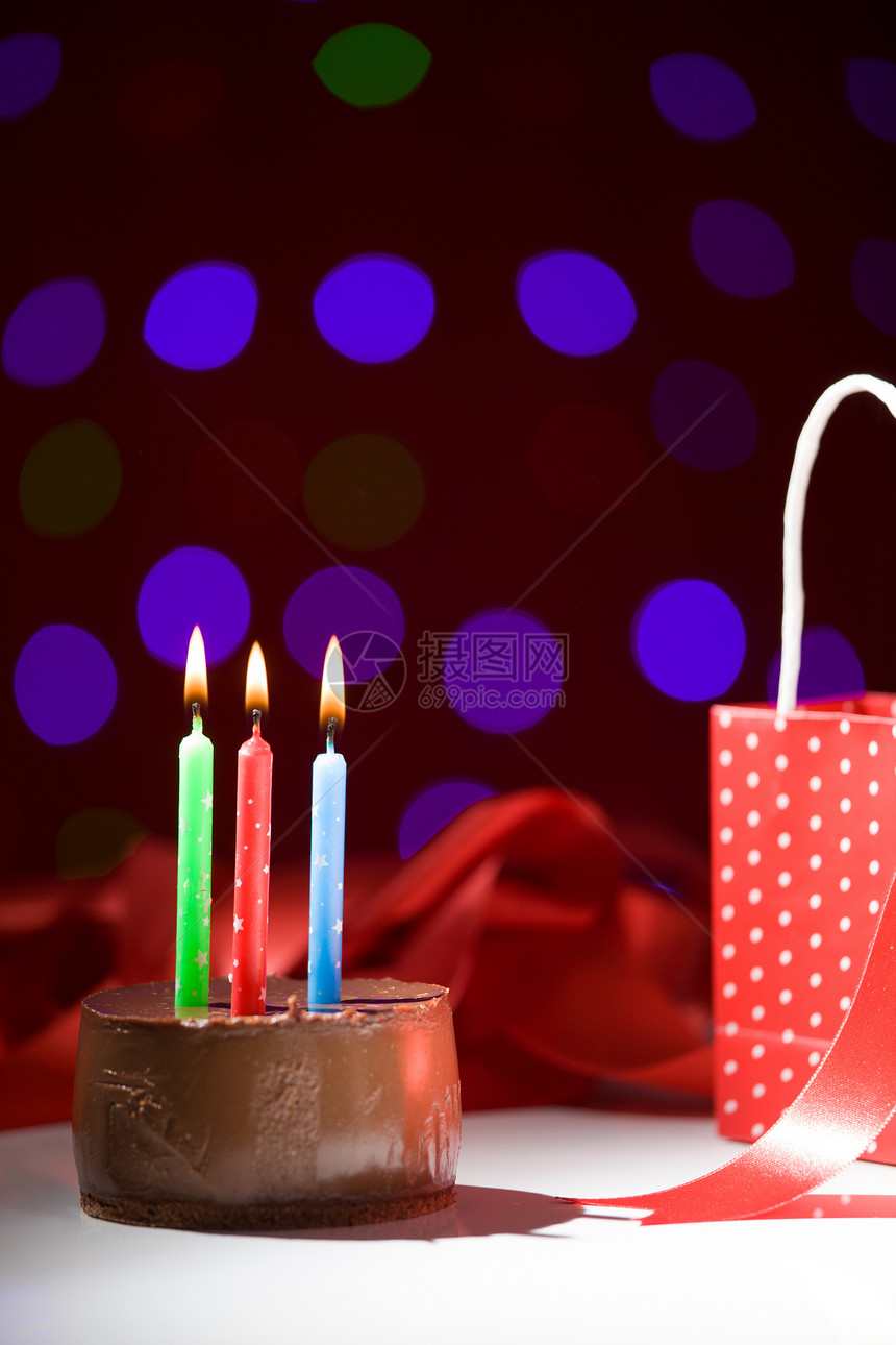 生日蛋糕红色庆典蜡烛条纹绿色食物派对火焰橙子黄色图片