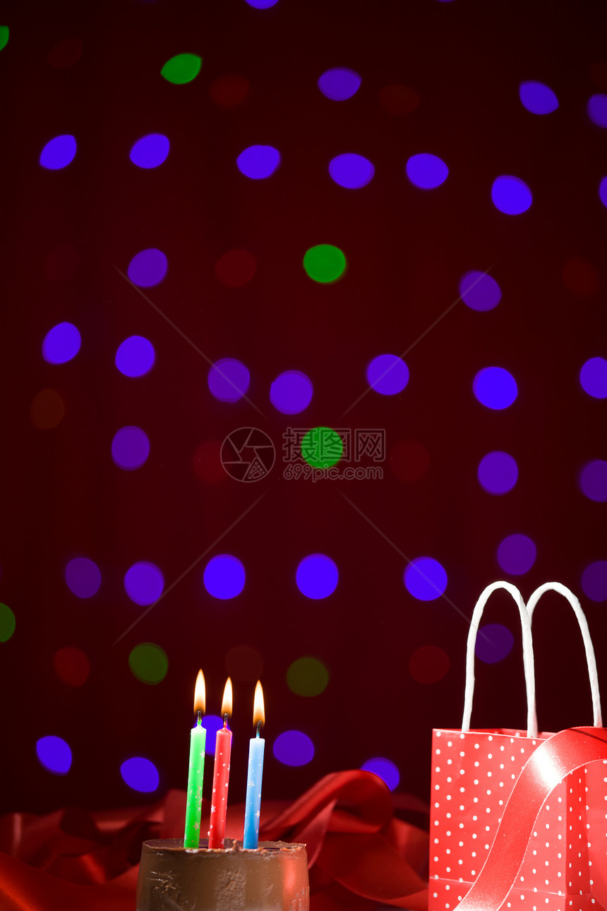 生日蛋糕庆典小雨黄色条纹蜡烛橙子蓝色红色绿色火焰图片
