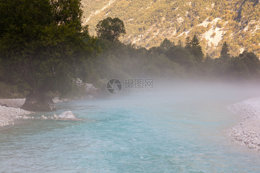 索卡河流动戏剧性旅行溪流荒野石头天空岩石天气阳光图片