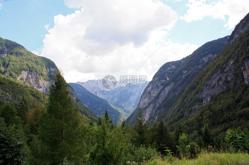 朱利安阿尔卑斯风景农村花园天空假期木头草地绿色国家场景图片