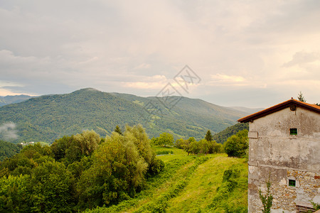 铅灰色斯洛文尼亚铅灰色的天空高清图片