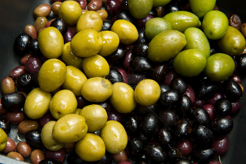 绿橄榄和黑橄榄植物液体午餐分支机构水果酱料盘子陶器饮食健康生活图片