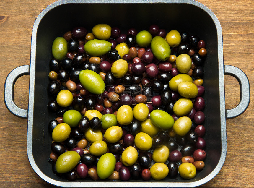绿橄榄和黑橄榄油壶处女饮食植物水果陶器酱料午餐盘子分支机构图片