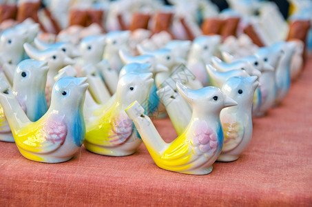 春街市场上的陶瓷鸟形成哨声背景图片