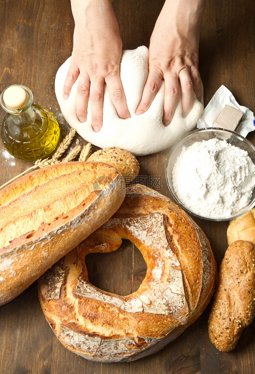 土制面包蛋糕馅饼食物创造力厨房面粉面包师桌子酵母营养图片