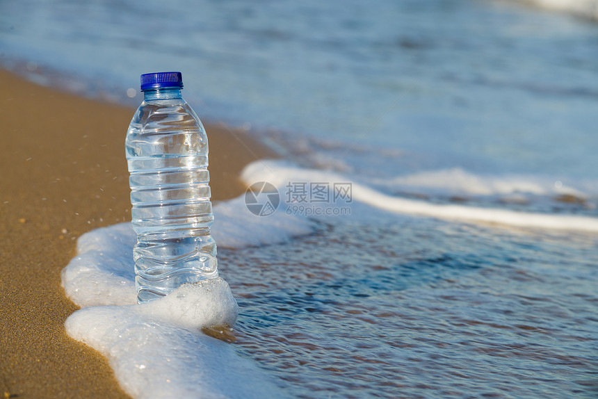 淡水支撑塑料海滩瓶子海岸饮料晴天水合物波浪水平图片